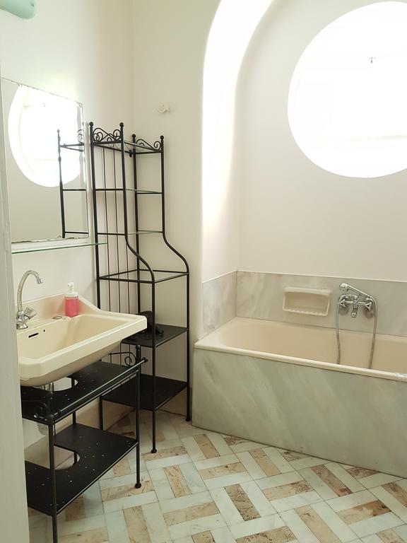 Apartmán Errathens Pine Red And Taupe - Athens Center Exteriér fotografie